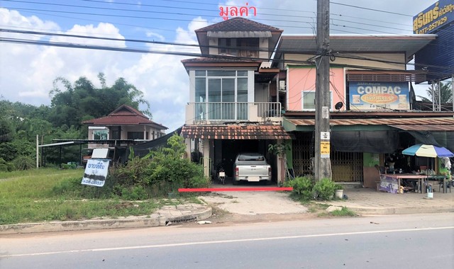 รายละเอียดเพิ่มเติม Code ID : PKK02-13253  ราคาขาย 3,756,000  บาท- ขนาดพื้นที่ :   69.00 ตร.ว.- พื้นที่ใช้สอย :   236.00 ตร.ม.- จำนวนห้อง :   2 ห้องนอน 2 ห้องน้ำ - ที่จอดรถ :    1   คัน- บ้านหันทางทิศ : ตะวันออกเฉียงใต้  พิกัดทรัพย์ : https://maps.app.goo.gl/pe6jNJpyH2M2CrkH9    สถานที่ใกล้เคียง- ใกล้โลตัลเวียงสระ- ใกล้ ตลาดรุ่งเรืองพลาซ่า  - ใกล้โรงพยาบาลเวียงเวช- ใกล้แม็คโคร เวียงสระ สอบถามเพิ่มเติม/นัดชมโทร. 097-419-5982(พลอย)โทร. 096-932-4624(ออมสิน)Line : @pana