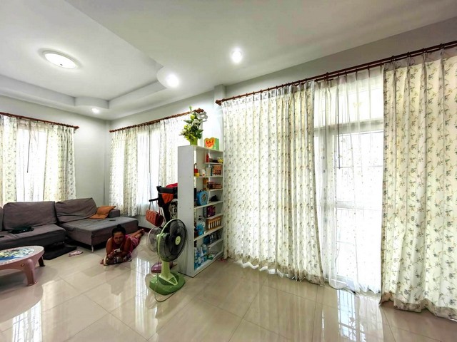 บ้าน ฐานมั่นคง 10 3ห้องนอน 4300000 B. ใกล้ ใกล้บิ๊กซี โลตัส ตลาดสดมีโชคมีชัย อยู่ในย่านนิคมอุตสาหกรรมนวนคร ใกล้แหล่งอำนวยความสะดวก เนื้อที่ 87.1 ตร.ว. มี 3 ห้องนอน 2 ห้องน้ำ ต่อเติมครัวบิลท์อิน ตกแต่งสวย บรรยากาศร่มรื่น น่าอยู่