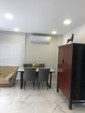 S2443 ให้เช่าบ้านเดี่ยว 3 ชั้น ถนนสุขุมวิท 65 ย่านสุขุมวิท ใกล้สถานีรถไฟฟ้าBTSเอกมัย