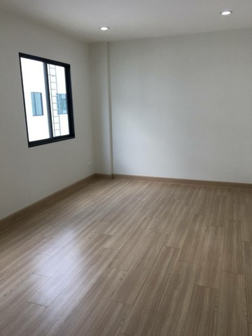 S2438  ให้เช่าโฮมออฟฟิศ 4 ชั้น โครงการไอฟีล บางนา iField Bangna ใกล้เมกะบางนาพื้นที่ 21.9 ตารางวา พื้นที่ใช้สอย 260 ตารางเมตร 4 ชั้น 4 ห้องน้ำ หน้ากว้าง 5.5 เมตร ที่จอดรถ 2 คันสนใจนัดชมติดต่อ รหัสประกาศS2438คุณเฟลม  0638956397ID line : 0638956397: https://line.me/ti/p/LTVhEi9gAFS2438  ให้เช่าโฮมออฟฟิศ 4 ชั้น โครงการไอฟีล บางนา iField Bangna ใกล้เมกะบางนาภายในเป็นบ้านเปล่า ไม่มีแอร์สนใจนัดดูก่อนได้ครับราคาเช่า 25000 บาทต่อเดือน ประกัน 2 เดื