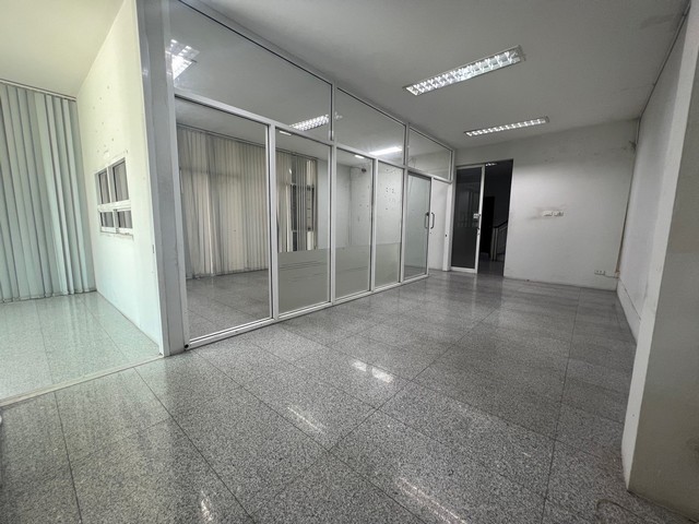 S2426 ขายโฮมออฟฟิศ 4 ชั้น ถนนเจ้าคุณทหาร ลาดกระบัง ใกล้สนามบินสุวรรณภูมิเนื้อที่ 72 ตารางวา 4 ชั้น พื้นที่ใช้สอย 340 ตรม 4 ห้องน้ำสนใจนัดชมติดต่อ รหัสประกาศS2426คุณเฟลม  0638956397ID line : 0638956397: https://line.me/ti/p/LTVhEi9gAFS2426 ขายโฮมออฟฟิศ 4 ชั้น ถนนเจ้าคุณทหาร ลาดกระบัง ใกล้สนามบินสุวรรณภูมิอายุตึกประมาณ 8-9 ปีครับ ภายในไม่มีลิฟท์ มีห้องน้ำทุกชั้นสนใจนัดดูก่อนได้ครับราคาขาย 17,000,000 บาท ค่าโอนค่าภาษีตา