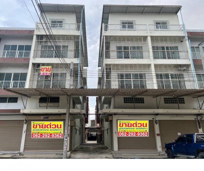 #ตึก2คูหาใกล้สำเพ็งน่าลงทุนแถมลิฟท์  33 ตร.ว. แปลงมุม พท.ใช้สอย 624 ตร.ม. 4.5 ชั้นต่อเติมเต็มทุกชั้น มีกั้นสาดด้านหน้า จอดรถ 4 คัน มีกันสาดทั้งด้านหน้าและด้านข้าง#รายละเอียดอาคารชั้น1 1 ห้องโถง (ตีทะลุเชื่อมกัน 2 คหา ) 2 ห้องน้ำ 2 เคาน์เตอร์ครัว ชั้นลอย 1 ห้องโถง 2ห้องน้ำ ชั้น2 2 ห้องนอน+ระเบียง 1 ห้องน้ำ 2 ห้องน้ำ 2 ห้องโถง ชั้น3 3ห้องนอน+ระเบียง 2ห้องน้ำ 2 ห้องโถง ชั้น4 1 ห้องน้ำ 1 ห้อง