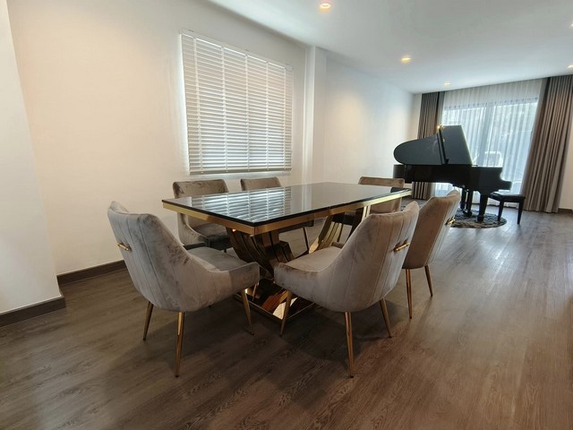 S2422 ให้เช่าและขายบ้านเดี่ยว 3 ชั้น ซอยสุขุมวิท 65 ย่านเอกมัย บ้านสร้างใหม่ ใกล้BTSเอกมัยเนื้อที่ 50 ตารางวา พื้นที่ใช้สอย 330 ตรม 4 ห้องนอน 5 ห้องน้ำ 1 ห้องรับแขก 1 ห้องโถงใหญ่ 2 ห้องนั่งเล่น 1 ห้องครัว ที่จอดรถ 3-4 คันสนใจนัดชมติดต่อ รหัสประกาศS2422 คุณเฟลม  0638956397ID line : 0638956397: https://line.me/ti/p/LTVhEi9gAFS2422 ให้เช่าและขายบ้านเดี่ยว 3 ชั้น ซอยสุขุมวิท 65 ย่านเอกมัย บ้านสร้างใหม่ ใกล้BTSเอกมัยภายในมีแอร์ 9 เค