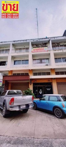 #ขายอาคารพาณิชย์3ชั้นมีชั้นลอยมีดาดฟ้า พท. 21.9 ตร.ว. เดิน30เมตรถึงถนนใหญ่ 6 เลน ถนนพุทธมฑลสาย5 ปากซอยมีมินิมาร์ค,ป้ายรถเมล์,สะพานลอย,ปั้มน้ำมัน ปตท. สะดวกทำเลดีใกล้ตลาด ติดถนนเมนเหมาะกับการค้าขายน่าลงทุนโอกาสเติบโตสูงเดินทางได้ทั้งรถยนต์ส่วนตัวและรถประจำทาง  #ขายเพียง 8,000,000 บาท(ค่าธรรมเนียมการโอนคนละครึ่ง) #รายละเอียดอาคารพท.ใช้สอยอาคาร  168   ตร.ม. ชั้น1 โถงชั้นล่า