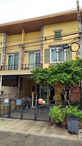 ขายบ้านทาวน์เฮาส์อยู่ในโซนที่ดีที่สุดของโครงการโกลเด้นทาวน์ อ่อนนุช-พัฒนาการ 1 ซอยอ่อนนุช 65 แยก 14  วิวทะเลสาบใหญ่หน้าบ้านจอดรถได้ทั้งฝั่งบ้านและฝั่งติดทะเลสาบ โซนนี้มีเพียงไม่กี่หลังในโครงการ หน้าบ้านไม่ชนบ้านหลังอื่น  กลางคืนเงียบสงบ มีความเป็นส่วนตัวเหมาะแก่การพักอาศัยขนาด 21.2 วา 2ชั้น+ชั้นลอย 4 ห้องนอน 3 ห้องน้ำ ชั้น 2 มีชั้นลอยสำหรับวางโต๊ะหมู่บูชาห