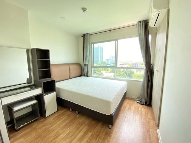 Lumpini Ville Sukhumvit 76, nice, quiet, safe, 6th floor, BTS Bearing.***Service for selling/renting houses, condos and giving advice. If interested, contact at any time***Interested in additional details or pictures or making an appointment to see the room?Contact Ekachai (Aui)T. 089-799-5598Line ID: @auiauiaui001 (add @ in front) (Agent Post)-------------------------------------------------- -------------Room type: 1 bedroom, 1 bathroomSize 26.88 sq m., 6th floor, Building CNew, clean room, beautifully decorated, ready to move in.details-------------------------------------------------- ------------Selling price: 1.3 million baht-------------------------------------------------- ------------*Facilities worth using- swimming pool- Fitness Zone- Fit and Firm area- Housework room-------------------------------------------------- ------------*Nearby important places (Based on information from Google Map)- BTS Bearing- 1.0 km. from Imperial World Samrong- 1.0 km. from Big C Samrong Branch