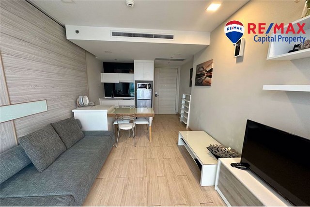 ขอแนะนำอัญมณี 1 ห้องนอนสุดหรูที่ ซีตัส จอมเทียน ตั้งอยู่บนชั้น 37 มองเห็นวิวทะเลอันตระการตาที่ทอดยาวสุดลูกหูลูกตา ที่พักขนาด 40 ตร.ม. กำหนดนิยามใหม่ของการใช้ชีวิตสมัยใหม่ด้วยการออกแบบที่ทันสมัยและแสงธรรมชาติที่ส่องเข้ามาอย่างเต็มที่ ตื่นขึ้นมาพร้อมกับเสียงคลื่นอันอ่อนโยน และเพลิดเพลินกับกาแฟยามเช้าพร้อมชมเส้นขอบฟ้าจากระเบียงส่วนตัวของคุณ ซีตัส จอ