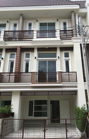 PB3436 ให้เช่าทาวน์โฮม 3 ชั้น โครงการ พรีเมียมเพลส9 ซอยสุคนธสวัสดิ์ 27 อยู่ติดถนน เลียบด่วนเอกมัย รามอินทราติดต่อ คุณบิว  0812523279 หรือ 0616198565ID line : 0617879691 ราคาเช่า 35,000 บาท/เดือน ประกัน 3 เดือน ล่วงหน้า 1 เดือน สัญญาขั้นต่ำ 1 ปีทาวน์โฮม 3 ชั้น โครงกา รพรีเมียมเพลส 9 ขนาดเนื้อที่ 30 ตารางวา มี 3 ห้องนอน 4 ห้องน้ำ เครื่องปรับอากาศ 5 เครื่อง เหมาะสำหรับผักอาศัย หรือเปิดออฟฟิศ สามารถจดทะเบียนบ