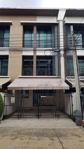 PB3431 ให้เช่าทาวน์โฮม 3 ชั้น ซอยนวมินทร์ 42 โครงการ บ้านกลางเมือง ใกล้ โรงเรียนเลิศหล้าติดต่อ คุณบิว 081 252 3279 หรือ 061 619 8565ID line : 061 787 9691ราคาเช่า 20,000 บาท ต่อเดือน ล่วงหน้า 1 เดือน ประกัน 2 เดือน เลี้ยงสัตว์ได้ทาวน์โฮม 3 ชั้น โครงการ บ้านกลางเมือง นวมินทร์ 42 เดินทางสะดวก เหมาะอยู่อาศัยรายละเอียด- พื้นที่ขนาด 25.8 ตารางวา มีสวนบริเวณรอบบ้าน- พื้นที่ใช้สอย 165 ตร.ม - หน้ากว้าง 5 เมตร จอดรถ 2 คัน