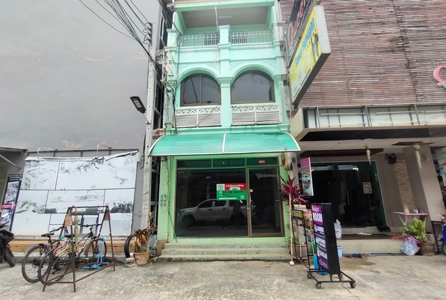  รายละเอียดเพิ่มเติม Code ID : PKK04-04479  ราคาขาย 7,774,000  บาท- ขนาดพื้นที่ :   16.00 ตร.ว.- พื้นที่ใช้สอย :  180.00 ตร.ม. - จำนวนห้อง :   2 ห้องนอน 2 ห้องน้ำ - ที่จอดรถ :    1   คัน- บ้านหันทางทิศ : - พิกัดทรัพย์ : https://maps.app.goo.gl/uBSt1DhFy3S7xXcWA    สถานที่ใกล้เคียง- ใกล้โรงพยาบาลสมุยอินเตอ- ใกล้โรงพยาบาลกรุงเทพ สมุย  - ใกล้โลตัสเอ็กซ์เพรสตลาดดาว- ใกล้โลตัสเอ็กเพรส สาขาหน้าทอน สอบถามเพิ่มเติม/นัดชมโทร. 097-419-5982(พลอย)โทร. 096-932-4624(ออมสิ