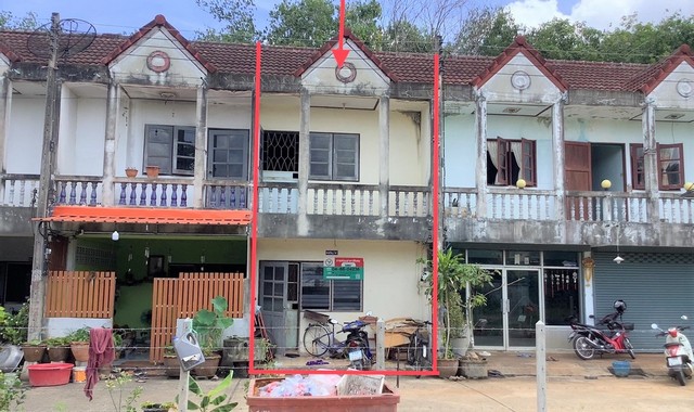  รายละเอียดเพิ่มเติม Code ID : PKK04-04236  ราคาขาย  650,000 บาท- ขนาดพื้นที่ :  18.00 ตร.ว. - พื้นที่ใช้สอย :  124.00 ตร.ม. - จำนวนห้อง :  2 ห้องนอน 2 ห้องน้ำ  - ที่จอดรถ :    1   คัน- บ้านหันทางทิศ : - พิกัดทรัพย์ : https://maps.app.goo.gl/WmKCjrDen3oFBrCM6    สถานที่ใกล้เคียง- ใกล้โรงพยาบาลกาญจนดิษฐ์  - ใกล้ท๊อปซุปเปอร์คุ้มตำบล สาขากาญจนดิษฐ์  - ใกล้ซุปเปอร์ชีป ท่าทองใหม่- ใกล้CP Freshmart กาญจนดิษฐ-กะแดะ  สอบถามเพิ่มเติม/นัดชมโทร. 097-419-5982(พลอย)โทร. 096-