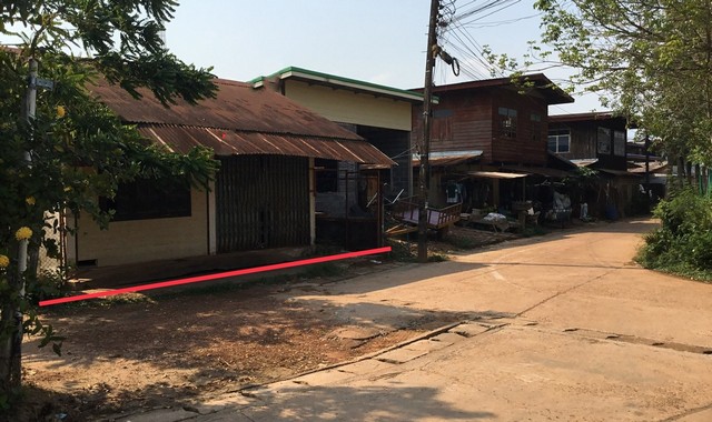 รายละเอียดเพิ่มเติมCode ID :   PKK02-08254ราคาขาย      5,506,000 บาท- ขนาดพื้นที่ :  721 ตร.ว (1 ไร่ / 3 งาน / 21 ตร.ว) - พื้นที่ใช้สอย :   356.75 ตร.ม- จำนวนห้อง :   3 ห้องนอน 2 ห้องน้ำ - จอดรถ :     1-2 คัน- บ้านเดี่ยว  :    1 ชั้น- บ้านเดี่ยวหันทางทิศ :- อายุอาคาร :   19 ปีพิกัดทรัพย์ :    https://maps.app.goo.gl/s93fTUJHGoxY5iES9สถานที่ใกล้เคียง- ใกล้ตลาดเย็นวันจันทร์- ใกล้โรงพยาบาลส่งเสริมสุขภาพตำบลหอคำ- ใกล้วัดสุวรรณราชดาราม- ใกล้โรงเรียนหอคำพิทยาสร