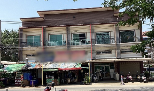 รายละเอียดเพิ่มเติมCode ID :   PKK04-06192ราคาขาย      8,300,000 บาท- ขนาดพื้นที่ :   40 ตร.ว - พื้นที่ใช้สอย :    292 ตร.ม- จำนวนห้อง :   6 ห้องนอน 4 ห้องน้ำ (มีชั้นลอย, 2 คูหา) - จอดรถ :     1 คัน- อาคารพาณิชย์   :  2 ชั้น- อาคารพาณิชย์หันทางทิศ :- อายุอาคาร :   10 ปีพิกัดทรัพย์ :    https://maps.app.goo.gl/PJAHewPThyPwxxA98สถานที่ใกล้เคียง- ใกล้ตลาดเทิดไท ตาลคู่ - ใกล้โลตัส โก เฟรช หลังการเคหะ นครราชสีมา - ใกล้ซีเจ ซูเปอร์มาร์เก็ต สาขาบ้านยางใหญ่ - 