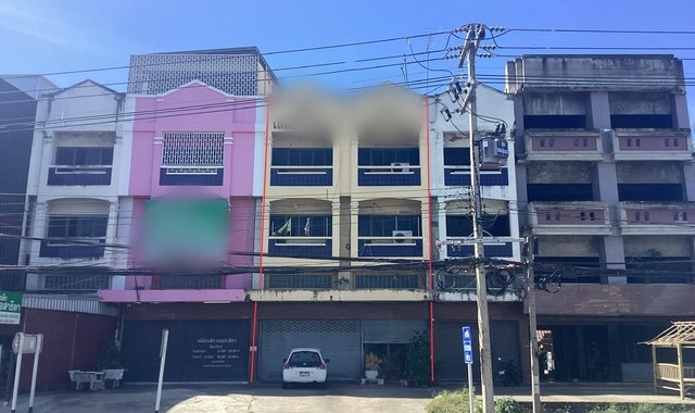 รายละเอียดเพิ่มเติมCode ID :   PKK04-05912ราคาขาย      9,046,000 บาท- ขนาดพื้นที่ :   39 ตร.ว - พื้นที่ใช้สอย :    472 ตร.ม- จำนวนห้อง :   4 ห้องนอน 4 ห้องน้ำ (มีชั้นลอย, 2 คูหา) - จอดรถ :     1 คัน- อาคารพาณิชย์   :  3 ชั้น- อาคารพาณิชย์หันทางทิศ :- อายุอาคาร :   28 ปีพิกัดทรัพย์ :    https://maps.app.goo.gl/6dLcdP6xXMMCCydM8สถานที่ใกล้เคียง- ใกล้โลตัส โคราช - ใกล้โลตัส โก เฟรช ชุมชนบุญวัฒนา นครราชสีมา - ใกล้โรงเรียนบุญวัฒนา- ใกล้โฮมโปร หัวทะเลสอบถา