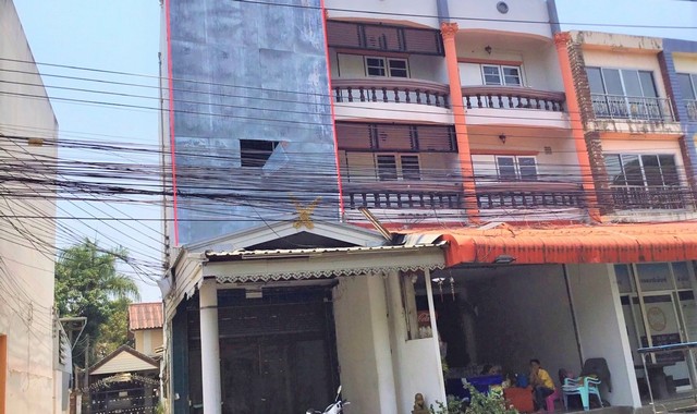 รายละเอียดเพิ่มเติมCode ID :   PKK04-05859ราคาขาย      5,326,000 บาท- ขนาดพื้นที่ :   49 ตร.ว - พื้นที่ใช้สอย :    176 ตร.ม- จำนวนห้อง :   2 ห้องนอน 1 ห้องน้ำ - จอดรถ :     1 คัน- อาคารพาณิชย์   :  3 ชั้น- อาคารพาณิชย์หันทางทิศ :- อายุอาคาร :   27 ปีพิกัดทรัพย์ :    https://maps.app.goo.gl/Do4234ZS3nFosbfF6สถานที่ใกล้เคียง- ใกล้ตลาดร้อยปีเมืองย่า - ใกล้มินิบิ๊กซี โรงพยาบสลค่ายสุรนารี- ใกล้มินิบิ๊กซี ชุมชนพานิชเจริญ- ใกล้โลตัส โกเฟรช (สาขาเดชอุด