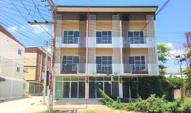 รายละเอียดเพิ่มเติมCode ID :   PKK04-04898ราคาขาย      2,240,000 บาท- ขนาดพื้นที่ :   23.10 ตร.ว- พื้นที่ใช้สอย :   162 ตร.ม- จำนวนห้อง :   3 ห้องนอน 3 ห้องน้ำ - จอดรถ :     1 คัน- อาคารพาณิชย์   :  3 ชั้น- อาคารพาณิชย์หันทางทิศ :- อายุอาคาร :   10 ปีพิกัดทรัพย์ :    https://maps.app.goo.gl/kkAiJKifmRVnXEqZ6สถานที่ใกล้เคียง- ใกล้ตลาดนัดโคราช- ใกล้โลตัส โกเฟรช จอหอ- ใกล้โลตัส โกเฟรช ชุมชนรัตนพิธาน นครราชสีมา - ใกล้ซีเจ ซูเปอร์มาร์เก็ต สาขาตลาดนัดร