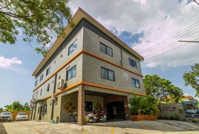 ขายที่ดินพร้อมตึก สำหรับทำกิจการที่พัก/อพาร์ทเมนท์ แต่งสวยสไตล์ลอฟท์ พร้อมร้านอาหาร ถ.บรมไตรโลกนารถ ใกล้ถนนคนเดิน จ.พิษณุโลกทำเลใจกลางเมือง ถ.บรมไตรโลกนารถ ต.ในเมือง อ.เมือง จ.พิษณุโลก ใกล้สถานที่ท่องเที่ยวหลายแห่งพื้นที่ใช้สอย 900 ตร.ม.ขนาดที่ดิน 100 ตร.วาสิ่งปลูกสร้าง เป็นตึก3ชั้น ตกแต่งสวยงามสไตล์ลอฟท์ พร้อมดำเนินธุรกิจต่อทันทีภายในประกอบด้วย1. ห้องพักห