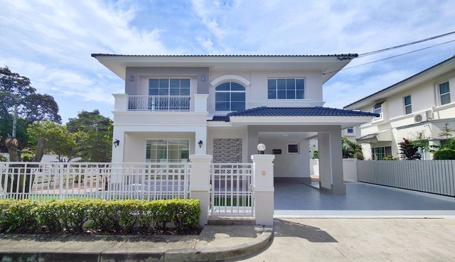 บ้านเดี่ยวใจกลางราชพฤกษ์   บ้านมือสองตกแต่งใหม่ หลังใหญ่ #แปลงมุม  โครงการ มัณฑนา ติดถนนราชพฤกษ์ สังคมคุณภาพแบรนด์ LH ฟังก์ชั่นจัดเต็ม 3 ห้องนอน 3 ห้องน้ำ 3 ที่จอดรถ  และ Facilities ครบ! บนทำเลศักยภาพ เดินทางสะดวก ใกล้วงเวียนพระราม5 และMRT   สถานีบางรักน้อยท่าอิฐ  มัณฑนา-ราชพฤกษ์ (แปลงมุม) บ้านสวยพร้อมอยู่ ทำเลดี เดินทางสะดวก เชื่อมต่อได้หลายเส้นทางโครงการฯ ติดถนนราชพฤกษ์