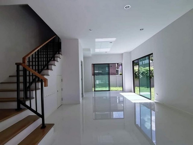 ให้เช่าทาวโฮมโครงการ บ้านกลางเมือง ลาดพร้าว-เสรีไทย ใกล้BTS รถไฟฟ้าสายสีชมพูและสีส้ม และถนนลาดพร้าว เสรีไทย เนื้อที่ 45 ตร.ว.  หลังมุม