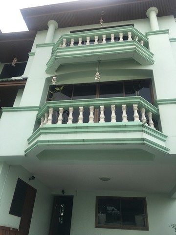 ขายด่วน ทาวน์เฮ้าส์ แจ้งวัฒนะ 14 แขวงทุ่งสองห้อง เขตหลักสี่ กรุงเทพฯ 10210ราคา 6.5 ล้านบาทถ้วนติดต่อ: คุณสุรัสวดี (แพท) 089-165-3650LineID:0891653650เนื้อที่ 26.6 ตร.ว. พื้นที่ใช้สอย 250 ตร.ม. หลังริม300 ม จากสถานีรถไฟฟ้า สายสีชมพู-3 ชั้น เล่น 5 ระดับ-3 ห้องนอน 3 ห้องน้ำ-1 ห้องนั่งเล่น-1 ห้องครัว 1 ห้องซักรีด-1 ห้องเก็บของ—-จอดรถได้ 2 คัน พร้อมประตูโรงรถไฟฟ้า-เฟอร์นิเจอร์บิ้วอิน ไม้มะค่า ทั้งหลัง ทุกห้อง 