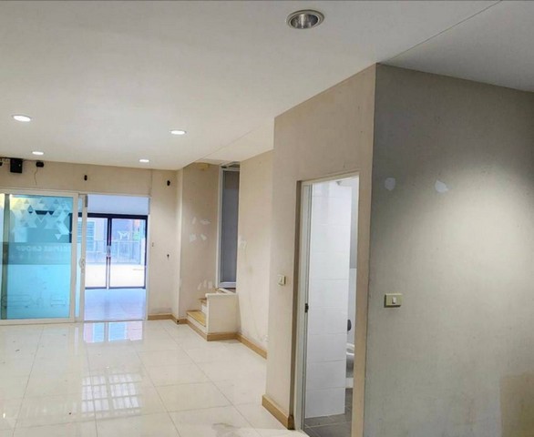 ให้เช่าทาวน์โฮม 3 ชั้น #หมู่บ้านกรีนิชรามอินทรา76 #GreenwichRamintra76 #ทำเลรามอินทรากม.12#MRTบางชันรถไฟฟ้าสายสีชมพูพิกัด : ซอยรามอินทรา 76 ถ.รามอินทรา แขวงคันนายาว เขตคันนายาว กรุงเทพฯ 10230ขนาดเนื้อที่ 22 ตรว. พื้นที่ใช้สอย 200 ตรม.มี 3 ห้องนอน, 3 ห้องน้ำ1 ห้องทำงานมี 1 ที่จอดรถค่าเช่า 18,000/เดือน**สัญญาขั้นต่ำ 1 ปี**ประกัน 2 เดือน +ล่วงหน้า 1 เดือนสนใจโทรมาคุยกันได้นะคะเจ้าของบ้านใจดี ตัวแทนขาย