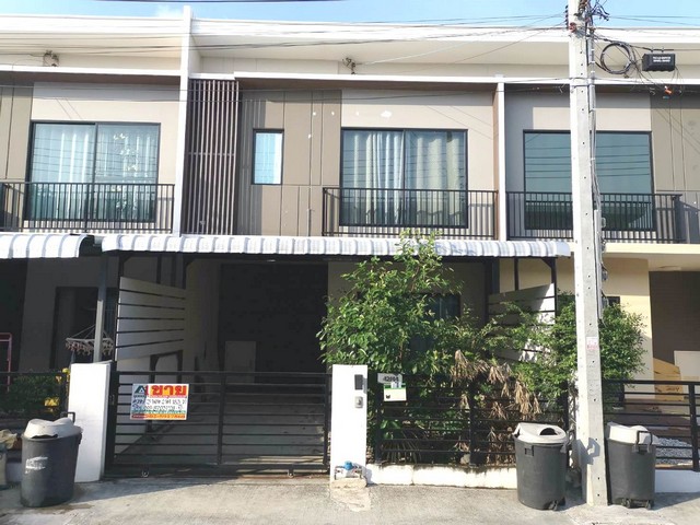 Townhome เดอะ คอนเนค 1 กิ่งแก้ว-สุวรรณภูมิ (กิ่งแก้ว 43) ขนาดพื้นที่ 83 SQ.WA 1 NGAN 0 ไร่ 3 ห้องนอน ใกล้ ใกล้แม็คโครบางพลี มหาวิทยาลัยรามคำแหงวิทยาเขตบางนา โรงพยาบาลจุฬารัตน์ 9 แอร์พอร์ต การเดินทางสะดวก โครงการอยู่ห่างจากสถานีแอร์พอร์ตเรลลิงก์สถานีลาดกระบัง 6.8 กิโลเมตร ใกล้ถนนวงแหวนตะวันออก มอเตอร์เวย์และทางด่วนบูรพาวิถี (ทาวน์เฮ้าส์มือสอง) ทำเลดีเยี่ยม