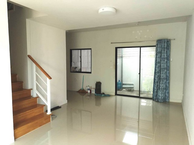 Townhome เดอะ คอนเนค 1 กิ่งแก้ว-สุวรรณภูมิ (กิ่งแก้ว 43) ขนาดพื้นที่ 83 SQ.WA 1 NGAN 0 ไร่ 3 ห้องนอน ใกล้ ใกล้แม็คโครบางพลี มหาวิทยาลัยรามคำแหงวิทยาเขตบางนา โรงพยาบาลจุฬารัตน์ 9 แอร์พอร์ต การเดินทางสะดวก โครงการอยู่ห่างจากสถานีแอร์พอร์ตเรลลิงก์สถานีลาดกระบัง 6.8 กิโลเมตร ใกล้ถนนวงแหวนตะวันออก มอเตอร์เวย์และทางด่วนบูรพาวิถี (ทาวน์เฮ้าส์มือสอง) ทำเลดีเยี่ยม