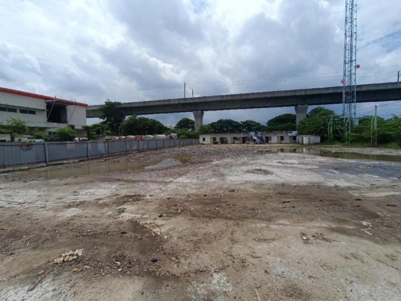 ให้เช่าที่ดินเปล่า เนื้อที่ 500 ตร.วา ใกล้แอร์พอร์ตลิ้งบ้านทับช้าง  ติดมอเตอร์เวย์ขาเข้า เหมาะสำหรับทำโชว์รูมสินค้า / ร้านอาหาร