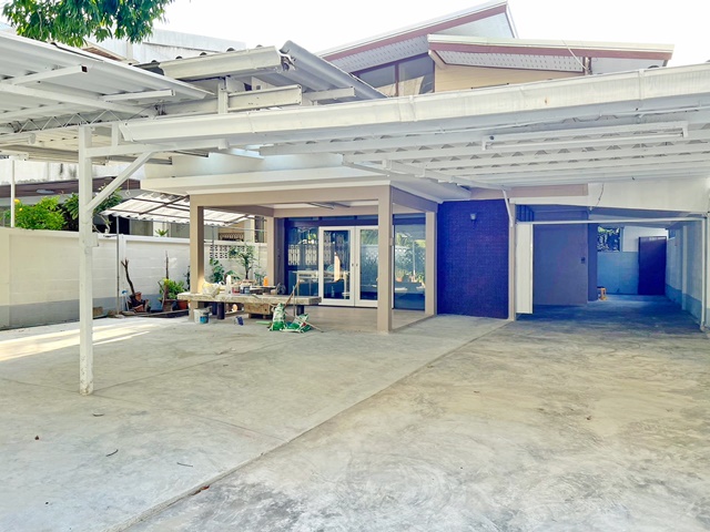 ที่จอดรถ4 MRTลาดพร้าว ในซอยเงียบสงบ 78ตรว.190ตรม. 31,999B-M 3นอน 3น้ำ 4จอดรถ 4แอร์ เซนทรัล ยูเนี่ยนมอลล์ 11-17 บ้าน คาเฟ่ 2 ชั้น in a quiet alley 78sq.wa. 190 sq.m.  31,999B-M 3bed 3bath 4parking 4A/C. MRT LatPhrao11-17 Central Union Mall House Cafe 2 floors ถนนรัชดาซ.ลาดพร้าว 11-17 ถ.รัชดาภิเษก จตุจักร กรุงเทพเหมาะสำหรับอยู่อาศัย ทำโฮมออฟฟิศ หรือคาเฟ่มีรถรับส่งประจำช่วงเช้าและเย็นจาก MRT ลาดพร้าว3 ห้องนอน3 ห้องน้ำ1 ห้องเก็บของ3 จอดรถ4 แอร์ศาลอาญาถนนรัชดาสถานที่ใกล