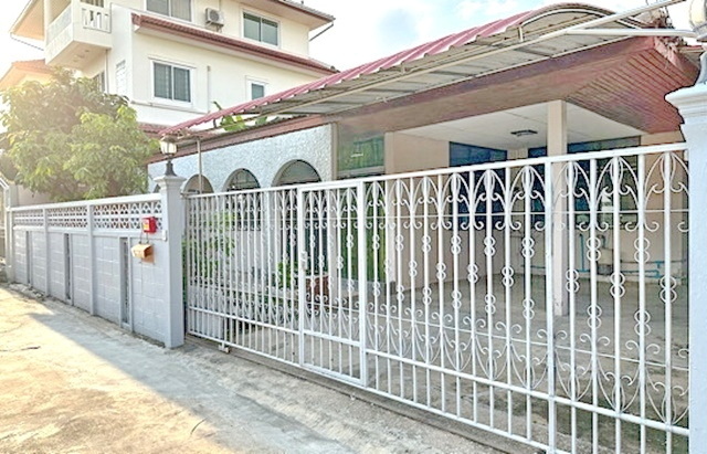 สุขุมวิท 101 BTS ปุณณวิถีให้เช่า บ้านเดี่ยว1ชั้น 60ตรว เลี้ยงสัตว์ได้ 15,999B-M 3นอน 2น้ำ 2จอดรถFor rent 1-story detached house 60 sq.wa. Sukhumvit 101 BTS Punnawithi pets allowed 15,999B-M 3bed 2bath 2parking.ปุณณวิถีวชิรธรรมสาธิต แขวงบางจาก เขตพระโขนง กรุงเทพมหานคร 102603 ห้องนอน2 ห้องน้ำ1 ห้องครัว2 ที่จอดรถ1 เครื่องทำน้ำอุ่นสถานที่ใกล้เคียงโรงเรียนพระกุมารเยซูวิทยา ( 1 กม. )โรงเรียน ใจรักอนุบาล ( 1 กม. )BTS ปุณณวิถี ( 1.5 กม. )BTS อุดมสุข ( 2.5 กม. )BTS บางจาก ( 3 กม. )โรง