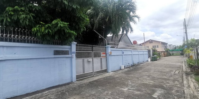 บ้าน ด่วน.. ขายถูกมาก 13500000 บาท 2นอน2BR 983 ตรว. ใกล้กับ ใกล้โรงพยาบาลสินแพทย์รามอินทรา โรงพยาบาลอินทรารัตน์ โรงพยาบาลพญาไทนวมินทร์ สนามกอล์ฟปัญญาอินทรา ราคาดี