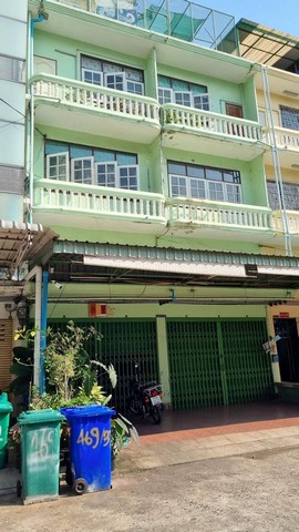 ให้เช่าอาคารพาณิชย์ 4.5 ชั้น#เช่าตึก2คูหาตีทะลุกัน#ซอยเจริญกรุง107เจริญราษฎร์10#ใกล้เทอมินอล21#ทำเลพระราม3พิกัด : ซอยเจริญกรุง 107 (เจริญราษฎร์ 10)แขวงบางโคล่ เขตบางคอแหลม กรุงเทพฯ 10120ขนาดเนื้อที่ 39 ตรว.**หน้ากว้าง 8 เมตร พื้นที่ใช้สอย 434 ตรม. เป็นโถงกว้างๆ ไม่กั้นห้อง มี 3 ห้องน้ำมีที่จอดรถ 2 คัน+ค่าเช่า 40,000/เดือน**สัญญาขั้นต่ำ 1 ปี**ประกัน 2 เดือน+ล่วงหน้า 1 เดือนสนใจโทรมาคุยราคาก