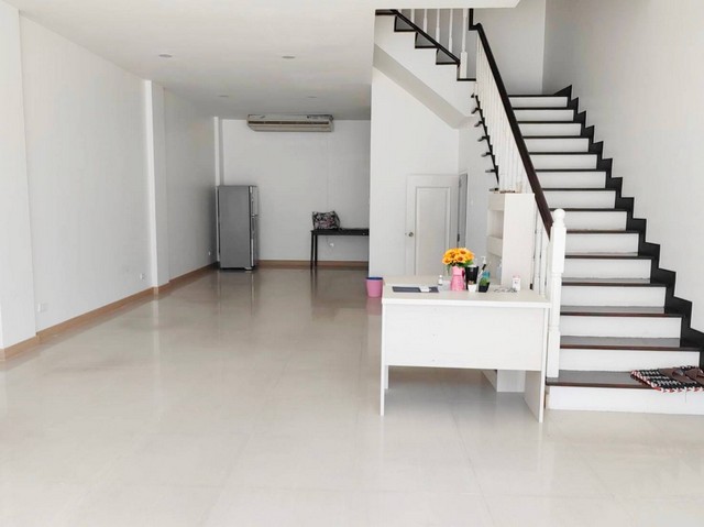 ให้เช่าโฮมออฟฟิศ 4 ชั้น#อยู่ต้นโครงการพลัสพาร์คอเวนิว #ลาซาลศรีนครินทร์ตกแต่งใหม่ #ทำเลลาซาลซอย40#MRTศรีลาซาลBTSแบริ่ง#เช่าออฟฟิศใกล้ถนนต้นซอยพิกัด : ซอยลาซาล 40 แขวงบางนาใต้ เขตบางนา กรุงเทพฯ 10260ขนาดเนื้อที่ 23 ตรว.พื้นที่ใช้สอย 300 ตรม.มี 8 ห้องอเนกประสงค์, 4 ห้องน้ำมี 2 ที่จอดรถ ค่าเช่า 35,000/เดือน**สัญญาขั้นต่ำ 1 ปี**ประกัน 2 เดือน+ล่วงหน้า 1 เดือนสนใจโทรมาคุยราคากันได้นะคะเ