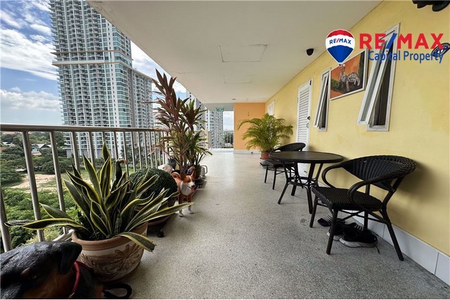 สตูดิโออพาร์ตเมนต์น่าอยู่แห่งนี้ตั้งอยู่ภายใน Wongamat Garden Beach Resort สุดพิเศษ ถือเป็นอัญมณีที่หายาก มีพื้นที่ใช้สอย 46.78 ตารางเมตร ยูนิตที่มีเสน่ห์นี้ตั้งอยู่บนชั้น 7 ให้การพักผ่อนอันเงียบสงบพร้อมระเบียงส่วนตัว 2 ระเบียงที่มองเห็นวิวทะเลบางส่วนที่น่าหลงใหล เสริมช่วงเวลาในแต่ละวันของคุณด้วยความเงียบสงบของมหาสมุทรสตูดิโอนี้เพิ่งได้รับการอัพเกรดที่น่าดึงดูดใ�