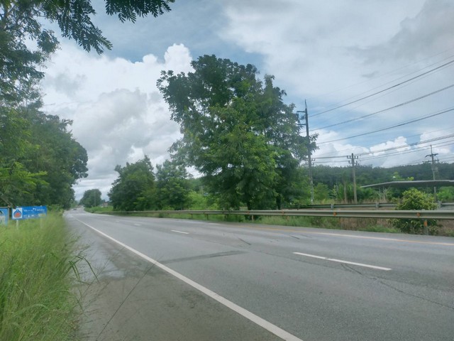 CK043vายที่ดินติดถนนหลักสายบ้านบึง-แกลง(344) เขตพลงตาเอี่ยม วังจันทร์ จ.ระยอง -พื้นที่เสมอถนน เหมาะสำหรับสร้างปั้มน้ำมัน โกดังสินค้า  - ที่ดินติดถนนสองด้าน หน้า-หลัง อยู่ฝั่งขาแกลงเข้ากทม.-ต.พลงตาเอี่ยม อ.วังจันทร์ จ.ระยอง-18 ไร่ 2 งาน 67 ตรว. -ขายไร่ละ 2,800,000 บาท -ค่าโอนคนละ 50/50 สถานที่ใกล้เคียง -4แยกชุมแสง 5.2 กม.-สภอ.วังจันทร์ 5.6 กม.-รพ.วังจันทร์ 6 กม.-วัดพลงตาเอี่ยม 5 กม.-อบต.พลงตาเอี่