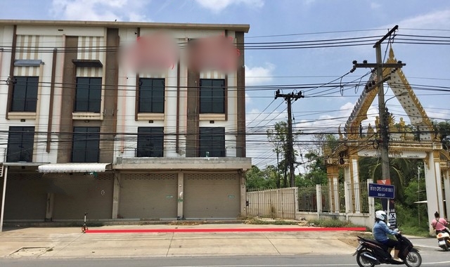 รายละเอียดเพิ่มเติมCode ID :   PKK04-05702ราคาขาย      9,373,000 บาท- ขนาดพื้นที่ :  59 ตร.ว- พื้นที่ใช้สอย :    300 ตร.ม- จำนวนห้อง :   4 ห้องนอน 7 ห้องน้ำ (2 คูหา)- จอดรถ :   1 คัน- อาคารพาณิชย์   :  3 ชั้น- อาคารพาณิชย์หันทางทิศ :- อายุอาคาร :   10 ปีพิกัดทรัพย์ :    https://maps.app.goo.gl/Pag2v7tuiea9yL4Y6สถานที่ใกล้เคียง- ใกล้โลตัส ปักธงชัย- ใกล้บิ๊กซี ดีโป้ ปักธงชัย- ใกล้ซีเจ ซูเปอร์มาร์เก็ต สาขาปักธงชัย - ใกล้โรงพยาบาลปักธงชัย สอบถามเพิ่