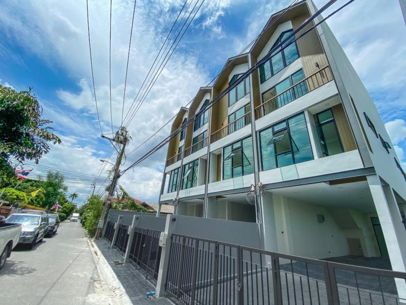 C3819 ให้เช่าและขายทาวน์โฮม 4 ชั้นหลังมุม บ้านใหม่ ไม่เคยเข้าอยู่ ซอยวชิรธรรม60 ย่านสุขุมวิท 101/1