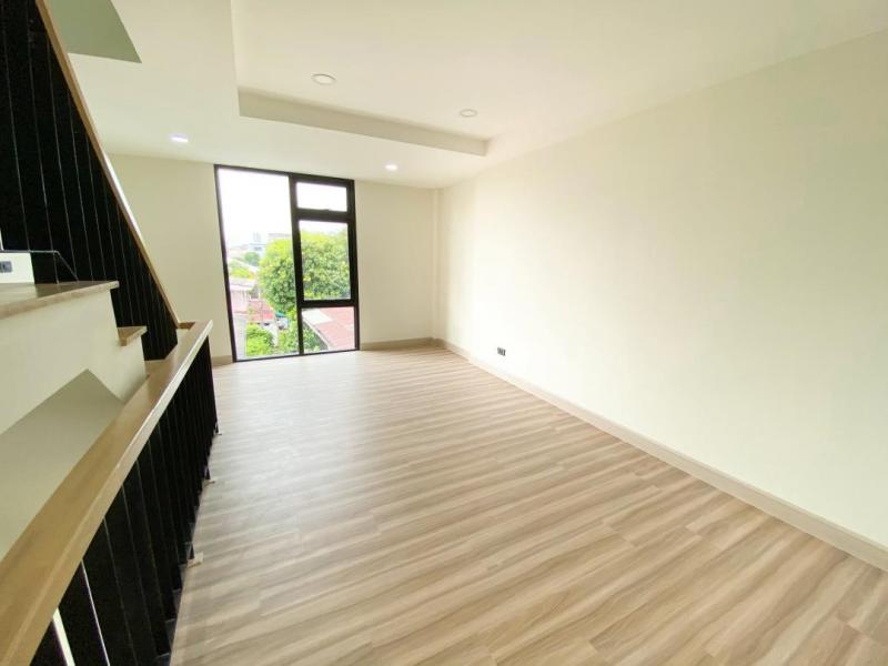 C3819 ให้เช่าและขายทาวน์โฮม 4 ชั้นหลังมุม บ้านใหม่ ไม่เคยเข้าอยู่ ซอยวชิรธรรม60 ย่านสุขุมวิท 101/1