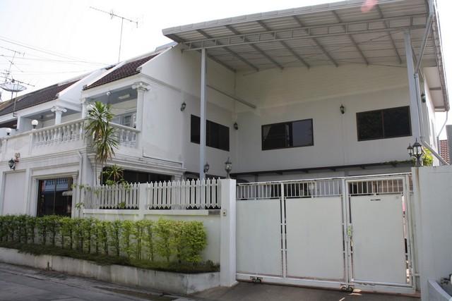 C3792 ขายบ้าน 2 ชั้น  โครงการคุ้มทองวิลล่า เทพารักษ์ ติดถนนเทพารักษ์ ใกล้BTSสถานีทิพวัล และสถานีสำโรงเนื้อที่ 67 ตร.ว. พื้นที่ใช้สอยประมาณ 320 ตร.ม. 3 ห้องนอน 3 ห้องน้ำ 4 ห้องอเนกประสงค์ 1 ห้องครัว 1 โถง จอดรถในบ้านได้ 3 คันสนใจนัดชมติดต่อ รหัสประกาศC3792คุณเฟลม  0638956397ID line : 0638956397: https://line.me/ti/p/LTVhEi9gAFC3792 ขายบ้าน 2 ชั้น  โครงการคุ้มทองวิลล่า เทพารักษ์ ติดถนนเทพารักษ์ ใกล้BTSสถานีทิพวัล และสถานีสำโ