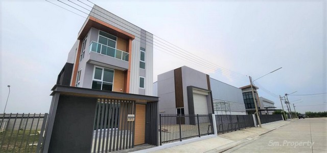 Sm528  ขายโรงงานสร้างใหม่ โกดังเก็บสินค้า  เหมาะทำโรงงานเครื่องสำอาง อาหารเสริม ยาสมุนไพร ลำลูกกา รายละเอียด โรงงานสร้างใหม่ โกดังเก็บสินค้า  มี 2 แบบ  1. //  ขนาดเล็ก  ราคา  25.5  ล้านบาทเนื้อที่ดิน 250 ตาราวา ขนาดออฟฟิศ 3 ชั้น 380 ตารางเมตรโกดัง 306 ตารางเมตร2. //  ขนาดใหญ่  ราคา 35  ล้านบาทเนื้อที่ดิน 1 ไร่   ขนาดออฟฟิศ 3 ชั้น 250 ตารางเมตรโกดัง 500 ตารางเมตร ทั้ง 2 แบบยังมีพื้นที่เหลือต่อเต�