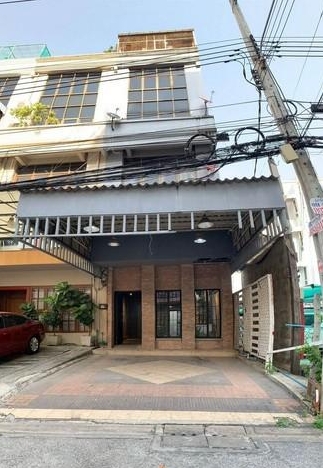 ขายอาคาร 4.5 ชั้น หลังมุม ย่านสุทธิสาร ซอยจินตเวช เนื้อที่ 26.9 ตรว ใกล้ MRT สุทธิสาร เพียง 750 เมตร