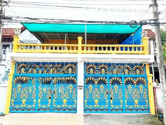 รหัสทรัพย์ : 4779ทาวน์เฮ้าส์ ช.รุ่งเรือง 5 ติด MRT สามแยกบางใหญ่ที่ตั้ง : ตำบล บางรักพัฒนา อำเภอบางบัวทอง นนทบุรี 11110รายละเอียดทรัพย์- ทาวน์เฮ้าส์ 2 ชั้น 2 หลังติด เนื้อที่ 40 ตร.ว. พื้นที่ใช้สอย 224 ตร.ม.- 5 ห้องนอน 3 ห้องน้ำ 1 ห้องรับแขก  1 ห้องครัว 2 ที่จอดรถ - ต่อเติมเต็มพื้นที่ด้านหลัง - พื้นชั้นล่าง กระเบื้อง พื้นชั้นบน กระเบื้อง- เหมาะอยู่อาศัย หรือ ลงทุนปล่อยเช่า - อยู่ในแหล่งช