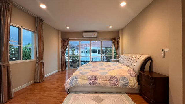 ขายบ้านเดี่ยว 2 ชั้น หลังริม ม.บางกอกบูเลอวาร์ด รามอินทรา 3 หน้าบ้านทิศ เหนือ ข้างบ้านหนึ่งฝั่งไม่ติดใคร มีพื้นที่สีเขียวข้างบ้าน