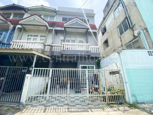 รหัสทรัพย์ : 3820ทาวน์เฮ้าส์ 3 ชั้นครึ่ง รามอินทรา 39 บางเขน หลังมุมที่ตั้ง : แขวงท่าแร้ง เขตบางเขน จังหวัดกรุงเทพมหานคร 10220รายละเอียดทรัพย์ :- เนื้อที่บ้าน 20 ตารางวา พื้นที่ใช้สอย 180 ตารางเมตร - 4 ห้องนอน 2 ห้องน้ำ- 1 ห้องรับแขก 1 ห้องครัว - 1จอดสถานที่ใกล้เคียง :- ตลาดนัดเลียบด่วนรามอินทรา- สนามกอล์ฟกองทัพบก - กองพันทหารราบที่ 11- วงเวียนหลักสี่ - เซ็นทรัลรามอินทรา- ฺBTS วัดพระศร