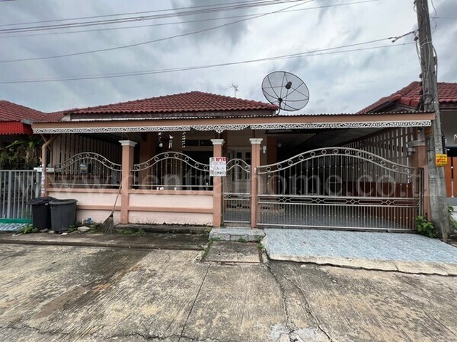 รหัสทรัพย์ : 3765บ้านเดี่ยว ธัญลักษณ์ คลองหลวง ( พร้อมผู้เช่า )ที่ตั้ง : ถนนคลองหลวง  ตำบล คลองหนึ่ง อำเภอ คลองหลวง ปทุมธานี 12120รายละเอียดทรัพย์ - เนื้อที่ 50 ตารางวา พื้นที่ใช้สอย 80 ตารางเมตร- 3 ห้องนอน 2 ห้องน้ำ- 1 ห้องนั้งเล่น 1 ห้องครัว- พื้นล่างกระเบื้อง- ต่อเติมครัว ด้านหลัง- บ้านทาสีใหม่ทั้งหลังจุดเด่นทำเลการเดินทางสะดวกใกล้ถนนพหลโยธิน ถนนคลองหลวง ถนนเทพกุญชร 2 และถ