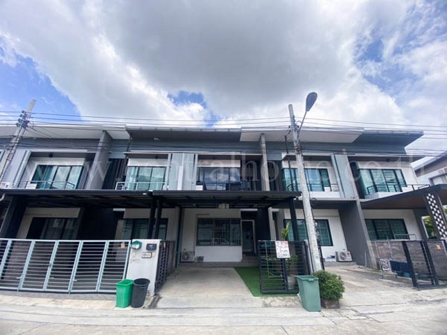 รหัสทรัพย์ : 3766ดิแอมเบียนซ์ พหลโยธิน สายไหม53ที่ตั้ง :   ถนนสายไหม แขวงสายไหม เขตสายไหม กรุงเทพมหานคร 10220จุดเด่นของโครงการ  :-ทาวน์โฮม 2ชั้น เนื้อที่ 27.5 ตร.ว พื้นที่ใช้สอย 165 ตร.ม-3 ห้องนอน 3 ห้องน้ำ 1 ห้องครัว 1ห้องนั่งเล่น ผนังสูง 2.7 เมตร -หน้ากว้าง 5.5เมตร จอดรถ2 คัน-ค่าส่วนกลางฟรีถึงสิ้นปี66-แอร์ 3 เครื่อง เครื่องทำน้ำอุ่น ปั้มน้ำ แท๊งค์น้ำสถานที่สำคัญรอบโครงการ  :– เทสโก้ โลต