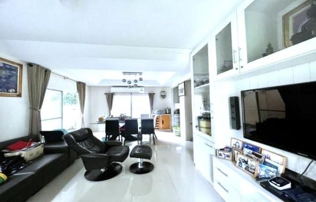 PK ขายบ้านเดี่ยว 2 ชั้น หมู่บ้าน ชัยพฤกษ์ วัชรพล Chaiyapruek Watcharapol ถ.สุขาภิบาล 5  ใกล้ โรงเรียนสารสาสน์ ต้นไม้เยอะร่มรื่น เหมาะอยู่อาศัยเป็นครอบครัว เขตสายไหมราคาขาย 5,490,000  บาทติดต่อ คุณช่อผกา 0616198565 LINE 0616198565เนื้อที่ 66.10 ตารางวา 3 ห้องนอน 3 ห้องน้ำ 1 ห้องอเนกประสงค์บิ้วอินเฟอร์นิเจอร์ มีสนามหญ้าหน้าบ้าน จอดรถ 3-4 คันสิ่งอำนวยความสะดวก – สวนสาธารณะ, คลับเฮาส์, สระว่ายน้ำ, รปภ.สถานที่สำ