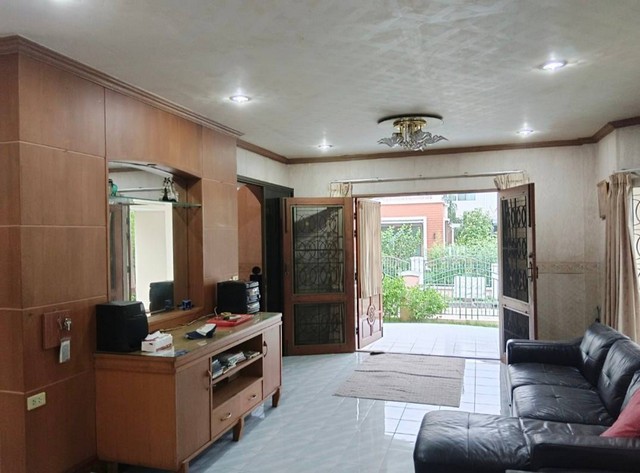 ขายบ้านเดี่ยว+ที่ดินเกือบ 2งาน#ขายบ้านเดี่ยวเนื้อที่ดิน164ตรว.#ขายบ้าน5นอน5น้ำ#ลัดดารมย์ปิ่นเกล้า#ทำเลMRTตลาดบางใหญ่#ขายบ้านติดถนนใหญ่#แบรนด์คิวเฮ้าส์QHouseพิกัด : ถนนบางใหญ่-บางคูลัด ต.บางม่วง อ.บางใหญ่ จ.นนทบุรี 11140ขนาดเนื้อที่ 164 ตรว.พื้นที่ใช้สอย 350 ตรม.มี 5 ห้องนอน, 5 ห้องน้ำ มีที่จอดรถ 4 คัน++ราคาขาย 9.9 ล้านบาท**คชจ.วันโอนคนละครึ่งกับผู้ซื้อสนใจโทรมาคุยราคากันได้นะคะเจ