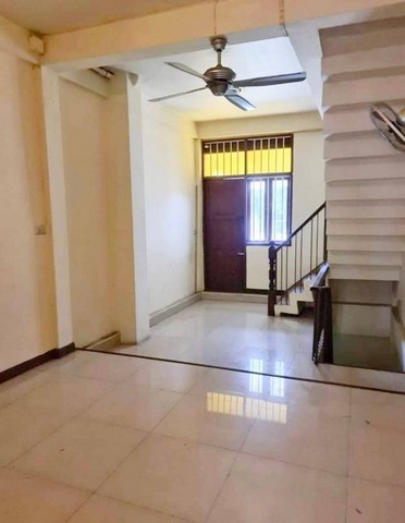 ให้เช่าอาคารพาณิชย์ติดริมถนน อยู่ตรงข้ามกับซอยอินทามระ57