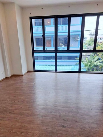 ให้เช่าโฮมออฟฟิศใหม่ 3.5ชั้น มีที่จอดรถ ทำเลลาดพร้าว101แยก42